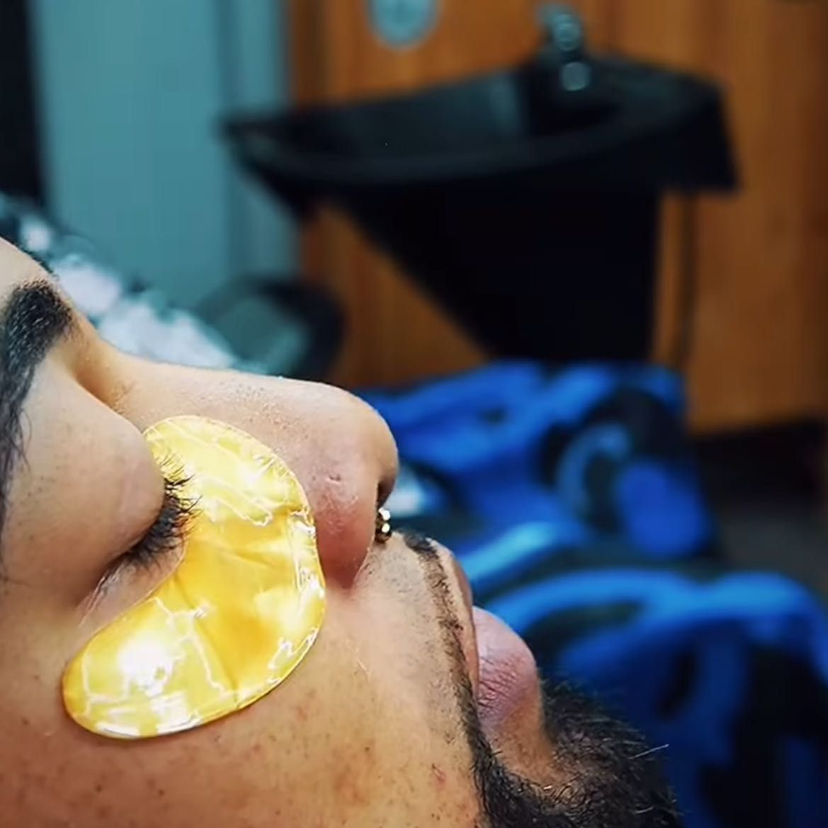 Tratamiento facial con parches para la zona de los ojos